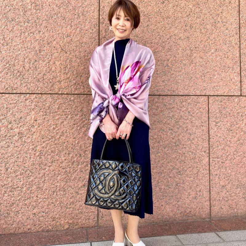 【60代お手本スナップ】華やかショールがアクセント！大人な優美さを宿した装いに注目！
