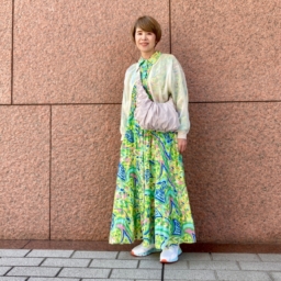 【第9位】【60代お手本スナップ】初夏にぴったり！「ZARA」のトロピカルなワンピースをいまっぽいカジュアルコーデに