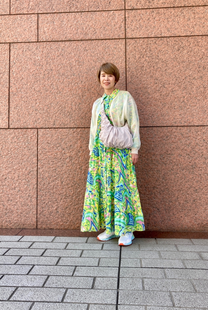 【第9位】【60代お手本スナップ】初夏にぴったり！「ZARA」のトロピカルなワンピースをいまっぽいカジュアルコーデに