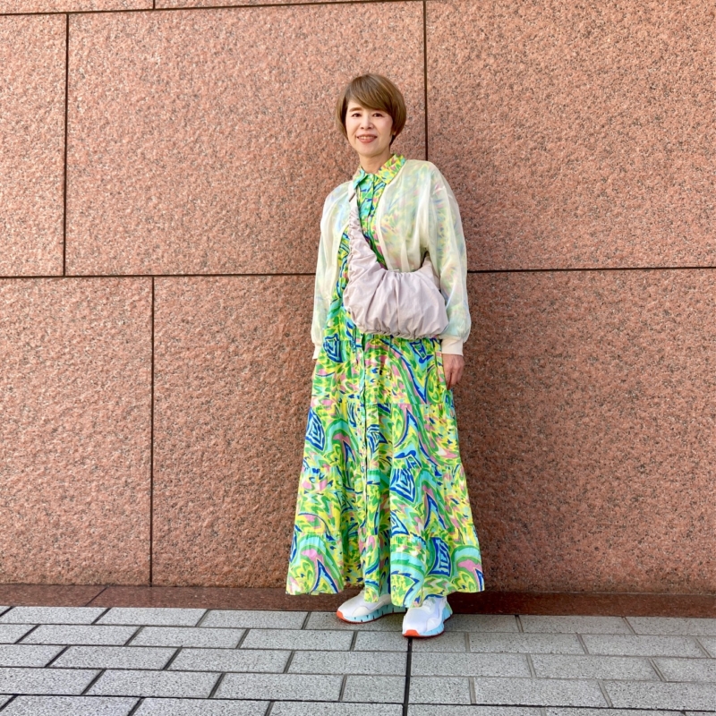 【60代お手本スナップ】初夏にぴったり！「ZARA」のトロピカルなワンピースをいまっぽいカジュアルコーデに