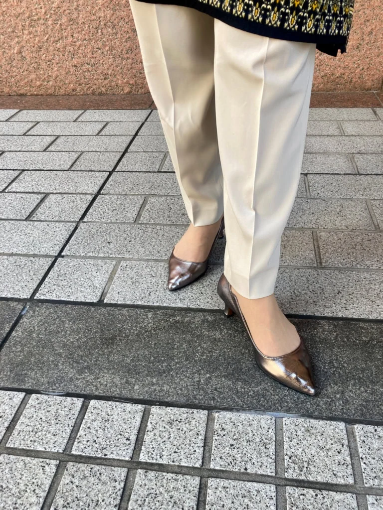 カフタンチュニック／ワタシノオヘソ、ボトムス／UNITED ARROWS、シューズ／セタイチロウ、バッグ・バングル／ルイ・ヴィトン
