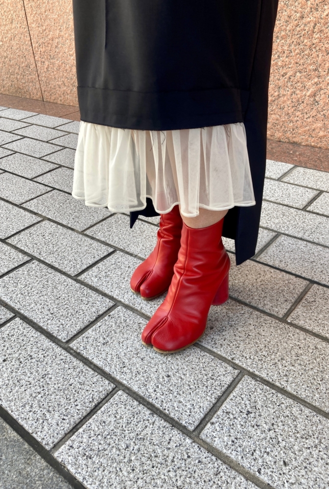 メゾンマルジェラの赤いタビブーツ