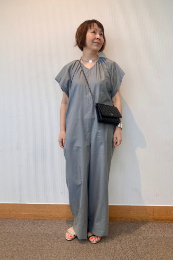 【50代お手本スナップ】一枚で華やかに！小柄でも映えるグレーのオールインワンスタイル