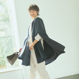 ケープ¥170,500、シャツ¥83,600、パンツ¥52,800／すべてマディソンブルー、バッグ¥198,000／ミチノ・パリ、シューズ¥69,300／ペリーコ（ともに アマン）