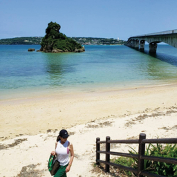 青い空とエメラルドグリーンの海が美しい古宇利島で。