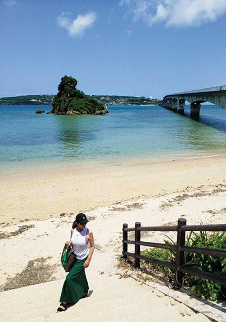 青い空とエメラルドグリーンの海が美しい古宇利島で。