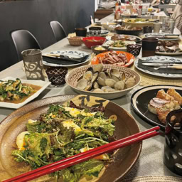 北海道の地元野菜や肉・魚介類を使ってみんなで作った夕飯。