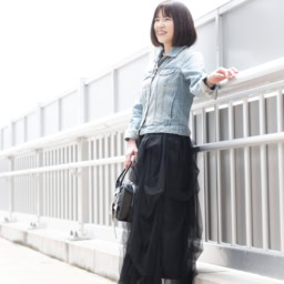 デニムジャケット･･･ZARA、スカート･･･Frene、アクセサリー･･･ノーブランド、バック･･･メゾンカナウ、チャーム･･･PLUS OTO.HA、ブーツ･･･ara