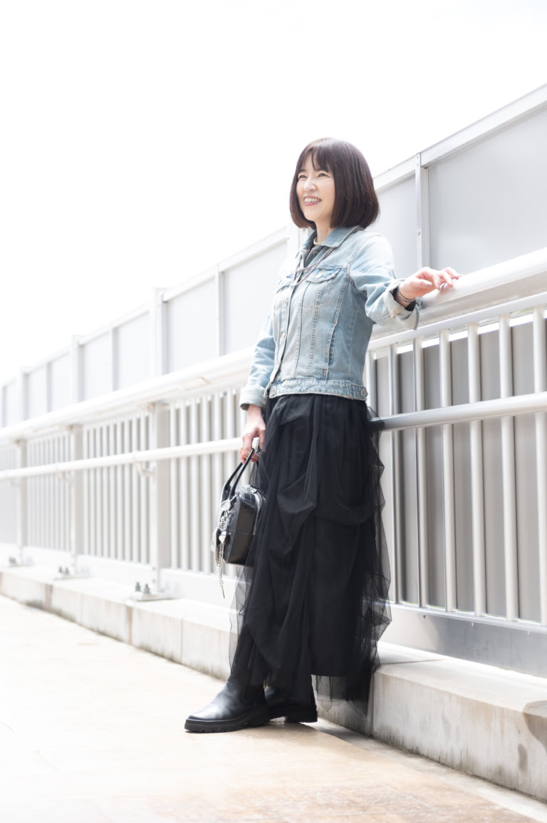 デニムジャケット･･･ZARA、スカート･･･Frene、アクセサリー･･･ノーブランド、バック･･･メゾンカナウ、チャーム･･･PLUS OTO.HA、ブーツ･･･ara