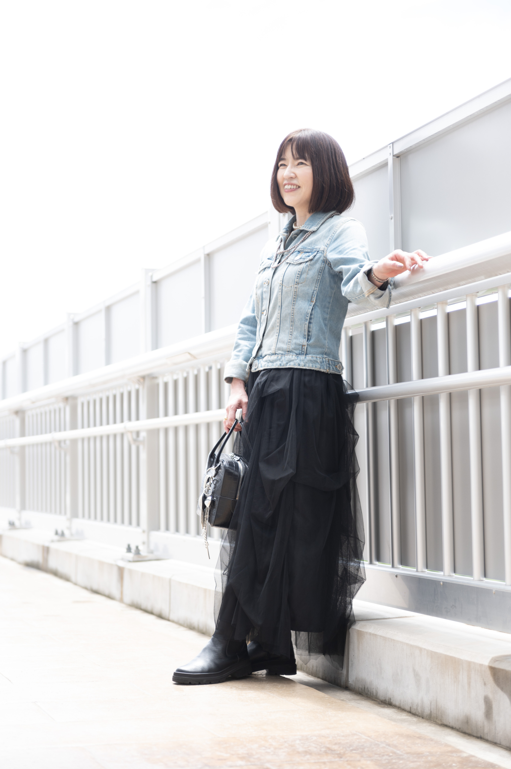 デニムジャケット･･･ZARA、スカート･･･Frene、アクセサリー･･･ノーブランド、バック･･･メゾンカナウ、チャーム･･･PLUS OTO.HA、ブーツ･･･ara