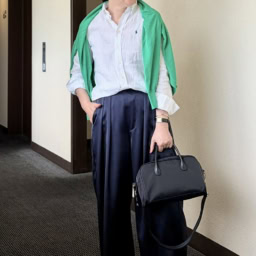 ネイビーのとろみパンツ×Ralph Laurenのシャツコーデ