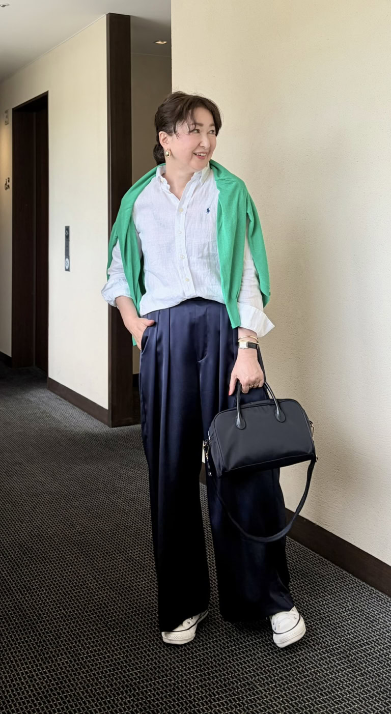 ネイビーのとろみパンツ×Ralph Laurenのシャツコーデ