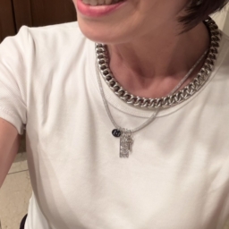 白Tにシルバーアクセサリーで大人っぽい遊びを効かせて