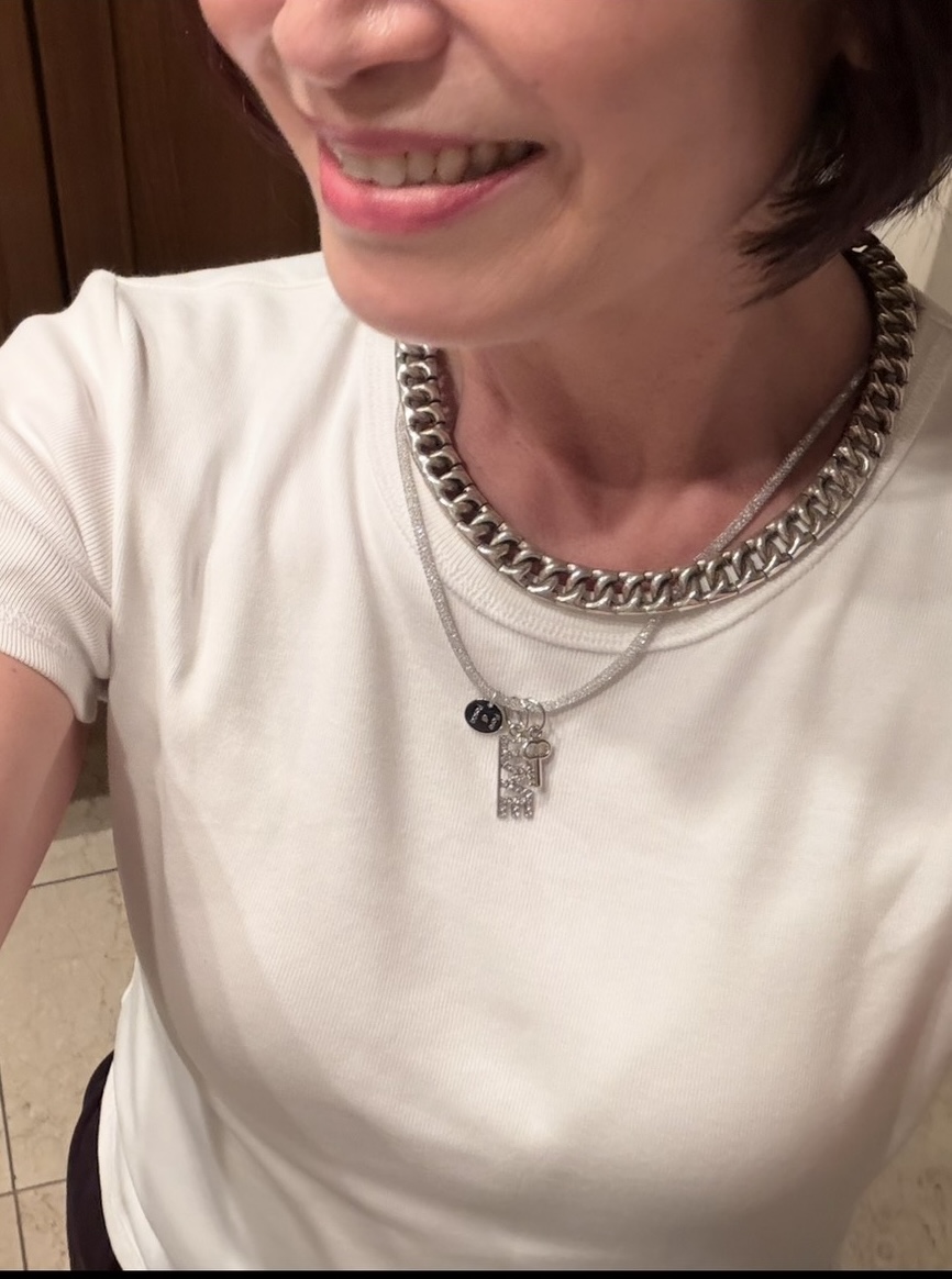 白Tにシルバーアクセサリーで大人っぽい遊びを効かせて
