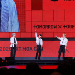 MOAたちとコミュニケーションを取るメンバーたち