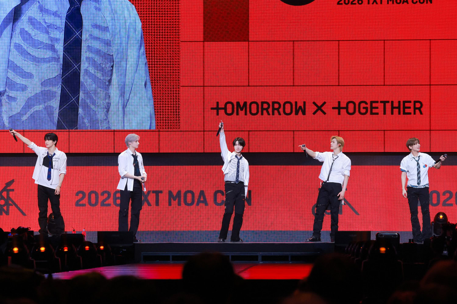 MOAたちとコミュニケーションを取るメンバーたち