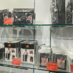 （左上から時計回りに）PICK CHAIN NECKLACE 各￥4,200、CHAIN KEYRING ¥2,000、PHOTO CARD HOLDER 各￥1,600、ACRYLIC STAND 各￥1,300