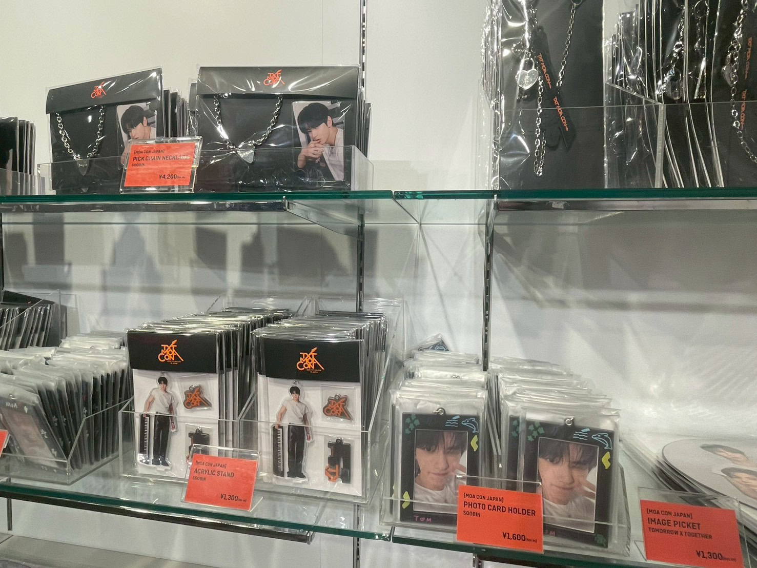 （左上から時計回りに）PICK CHAIN NECKLACE 各￥4,200、CHAIN KEYRING ¥2,000、PHOTO CARD HOLDER 各￥1,600、ACRYLIC STAND 各￥1,300