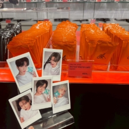 INSTANT PHOTO CARD（RANDOM）￥600
