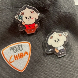 （左下）LOCAL WAPPEN STICKER （RANDOM）￥700、（上・右）PPULBATU ACRYLIC BADGE （RANDOM）¥700