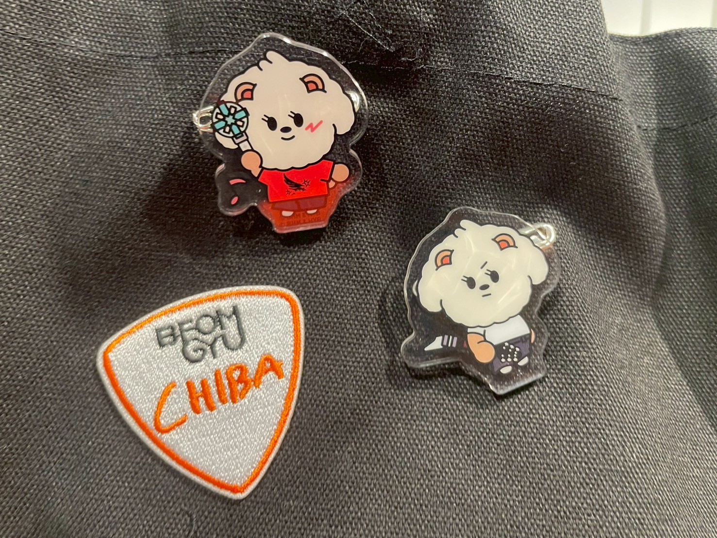 （左下）LOCAL WAPPEN STICKER （RANDOM）￥700、（上・右）PPULBATU ACRYLIC BADGE （RANDOM）¥700