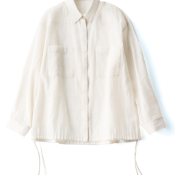 シャツ¥20,900／23区（オンワード樫山 お客様相談室）