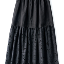 スカート¥25,960／23区（オンワード樫山 お客様相談室）