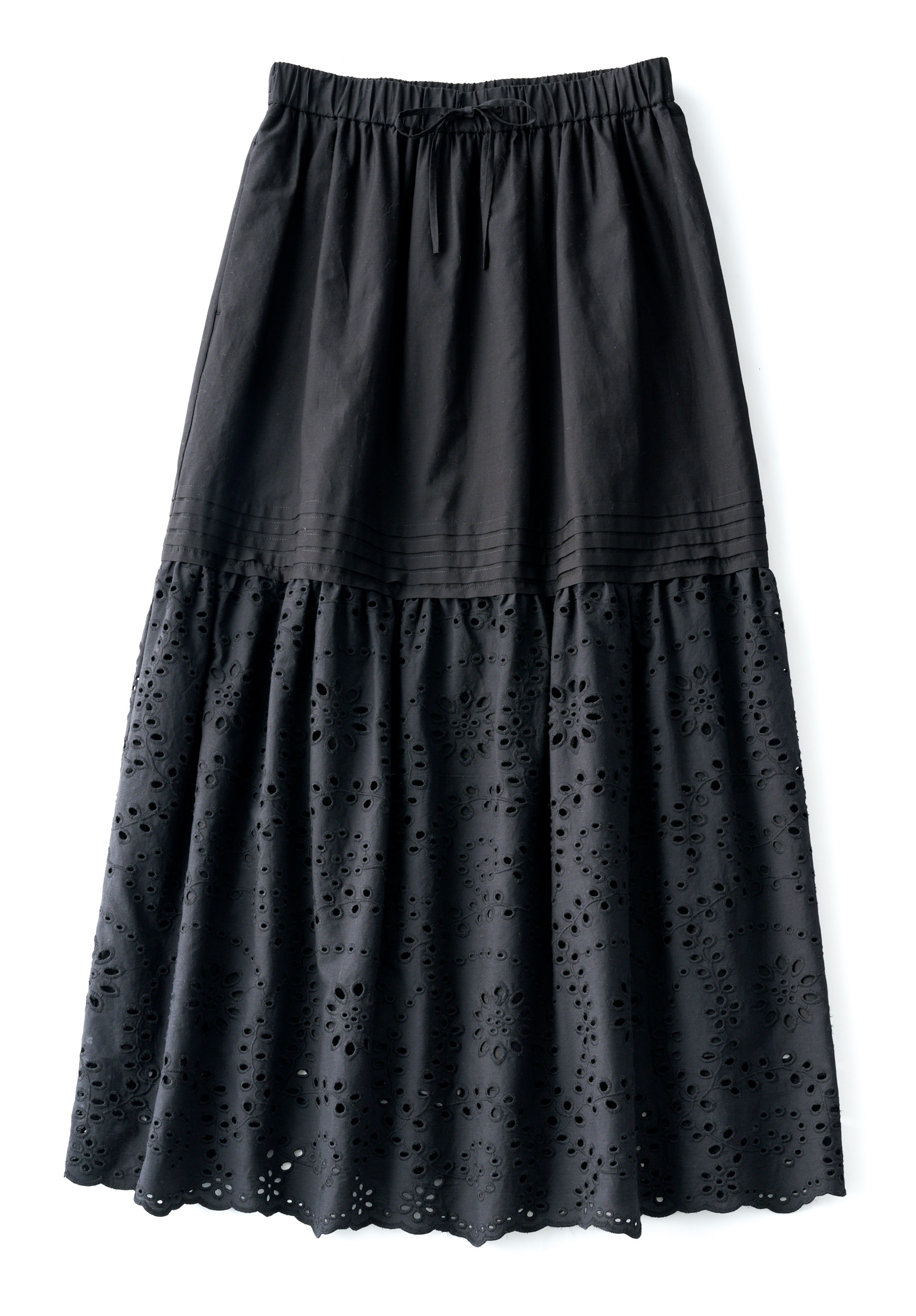 スカート¥25,960／23区（オンワード樫山 お客様相談室）