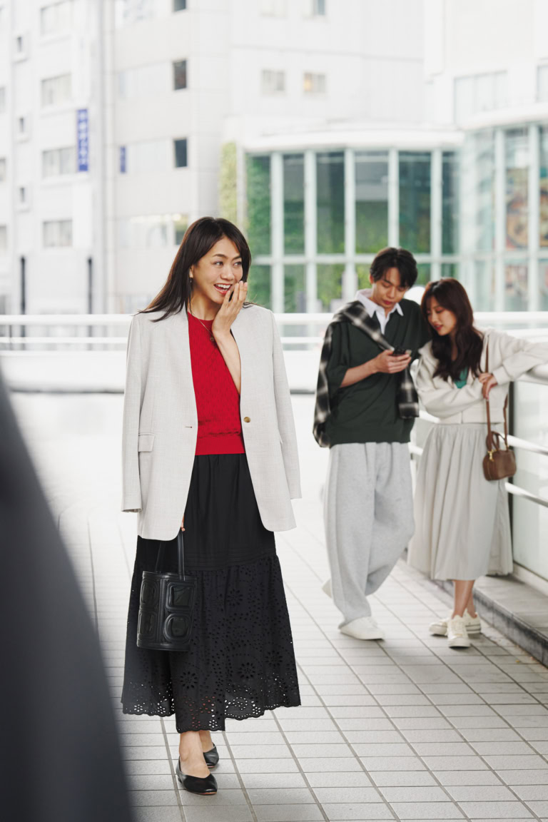 ピアス ¥34,100、ネックレス ¥26,400 /ともにマリハ 【彼女】パーカ¥2,990、タンクトップ¥1,490、キュロッツ¥2,990/すべてジーユー、バッグ¥26,400/イヌエ(ピモンテ)、靴¥12,650/コンバース(コンバースインフォメーションセンター) 【息子】トップス¥1,990、シャツ¥2,490、パンツ¥2,990、靴¥1,990/すべてジーユー