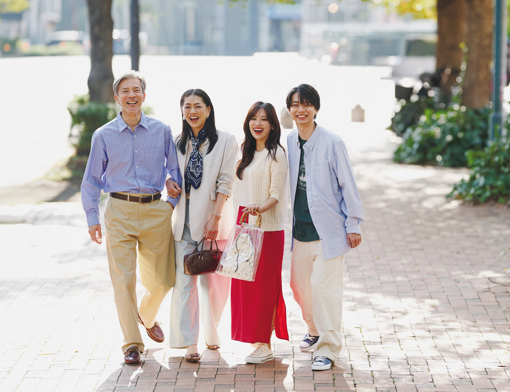 【息子】シャツ［オンライン限定］¥5,990、Tシャツ¥3,990、パンツ［オンライン限定］¥11,900／すべてギャップ、スニーカー¥6,490／コンバース（コンバースインフォメーションセンター） 【彼女】カーディガン¥7,990／コントワー・デ・コトニエ（ユニクロ）、 Tシャツ¥990／ジーユー、スカート［一部店舗限定］¥9,990／ギャップ、バッグ¥16,500／ピモンテ、スニーカー¥12,650／コンバース（コンバースインフォメーションセンター）、ピアス¥31,900、ネックレス¥53,900／ともにマリハ 【主人公・明美】1・5・11・C・エ、スカーフ¥22,000／マニプリ、ピアス¥8,800／アドラル、ブレスレット¥89,100／バルブス（ともにズットホリック） 【夫】シャツ¥2,490／ジーユー、パンツ¥7,990、ベルト¥3,990／ともにギャップ、靴¥18,700／ティンバーランド（VF ジャパン）