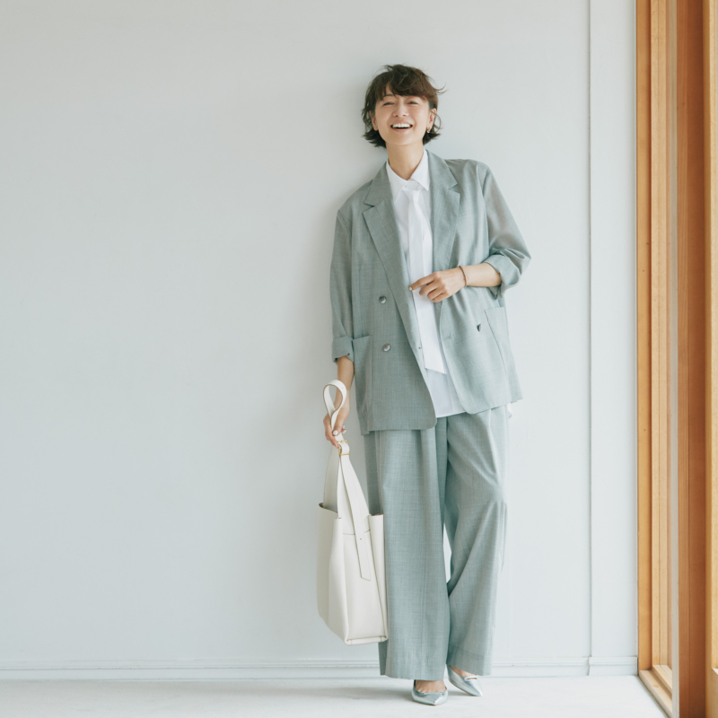 【大人のセットアップコーデ】肩の力を抜いて楽しむ、季節の変わり目コーデ2選! 富岡佳子さんが着こなす、羽織りのセットアップ【50代・60代ファッション】