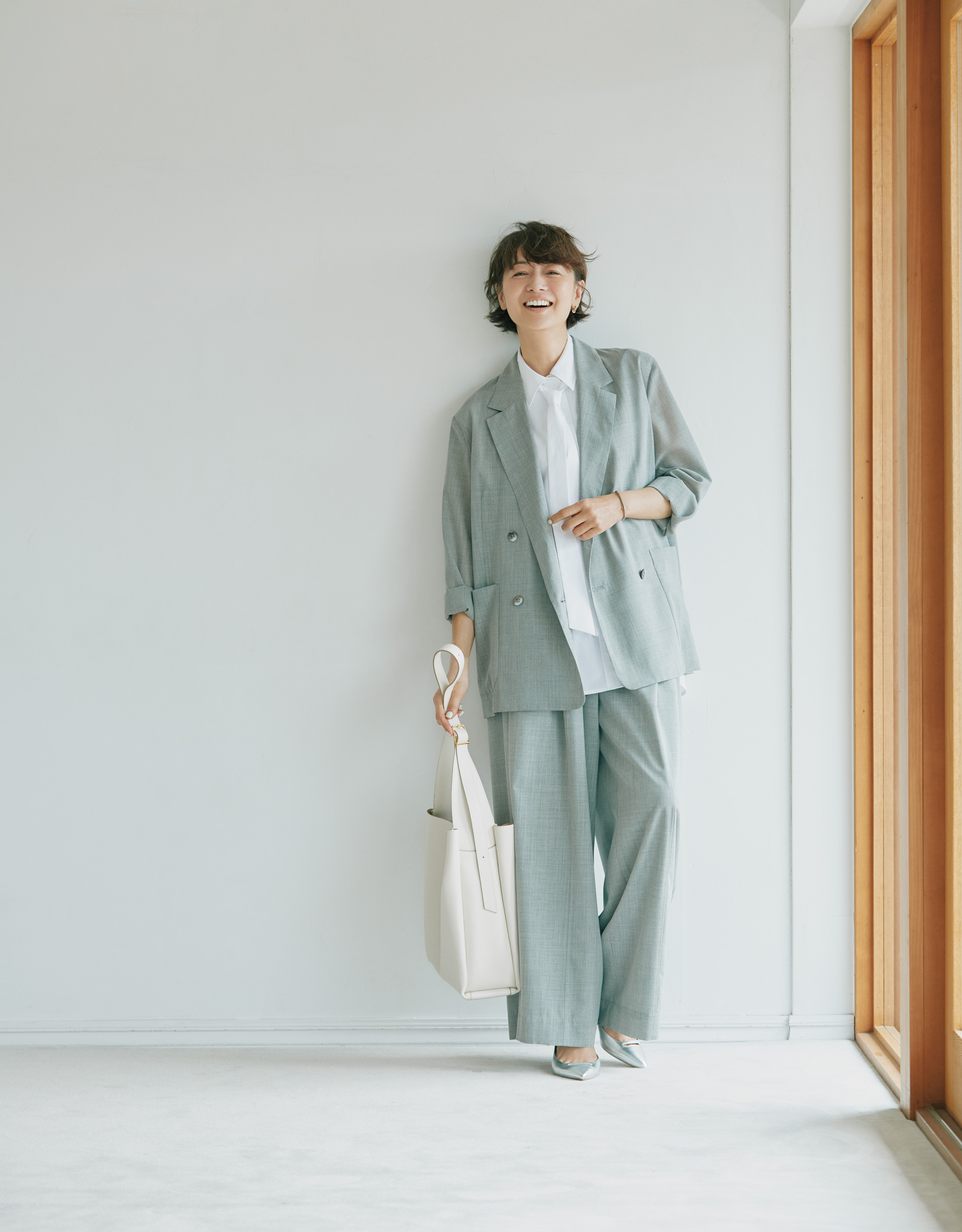 ジャケット¥69,300、パンツ¥53,900／ともにエブール（リトルリーグ  インク）、シャツ¥35,200／デパリエ（デパリエ 伊勢丹新宿店）、ピアス¥75,900、ブレスレット¥105,600／ともにヒロタカ（ヒロタカ 表参道ヒルズ）、バッグ¥69,300／ジャンニ キアリーニ（ジャンニ キアリーニ 銀座店）、靴¥59,400／ペリーコ（アマン）