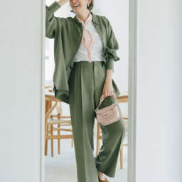 シャツ¥71,500、パンツ¥74,800／ともにカオス（カオス表参道）、カットソー¥25,300 ／ブラミンク（ブラミンク トーキョー）、スカーフ¥39,600／ファリエロ サルティ（エリオポール代官山）、ピアス¥71,900／トムウッド（トムウッド 青山店）、バッグ¥157,300／ピエール アルディ（ピエール アルディ 東京）、靴¥119,900／ジャンヴィト ロッシ（ジャンヴィト ロッシ ジャパン カスタマーサービス）