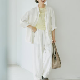 ジャケット¥49,500、パンツ¥35,200／ともにコンテ（コンテ 青山店）、カットソー¥33,000／エイトン（エイトン青山）、ピアス¥292,600、ネックレス¥4,290,000／ともにTASAKI、サングラス¥82,500／アイヴァン 7285（アイヴァン 7285 トウキョウ）、バッグ¥471,900、靴¥119,900／ともにトッズ（トッズ・ジャパン）