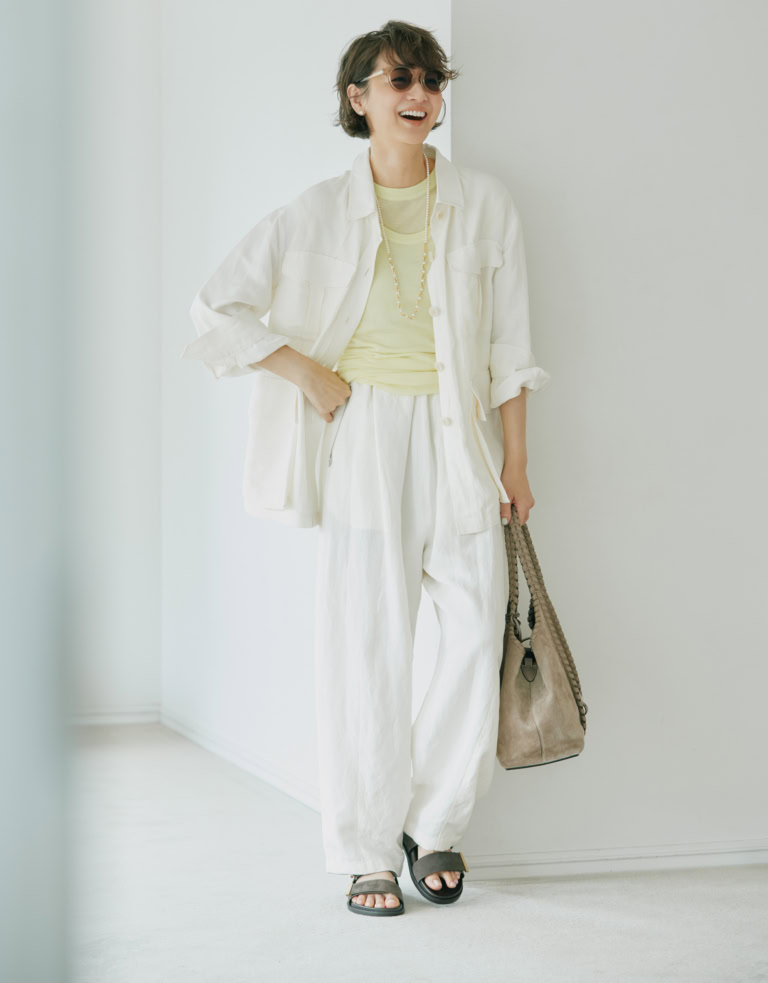 ジャケット¥49,500、パンツ¥35,200/ともにコンテ(コンテ 青山店)、カットソー¥33,000/エイトン(エイトン青山)、ピアス¥292,600、ネックレス¥4,290,000/ともにTASAKI、サングラス¥82,500/アイヴァン 7285(アイヴァン 7285 トウキョウ)、バッグ¥471,900、靴¥119,900/ともにトッズ(トッズ・ジャパン)
