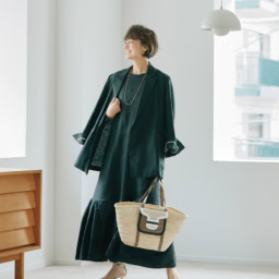 ジャケット¥69,300、ワンピース¥66,000／ともにカオス（カオス表参道）、ネックレス¥1,051,600、ピアス¥616,000／ともにヒロタカ（ヒロタカ 表参道ヒルズ）、バッグ¥103,400／ピエール アルディ（ピエール アルディ 東京）、サンダル¥64,900／ネブローニ