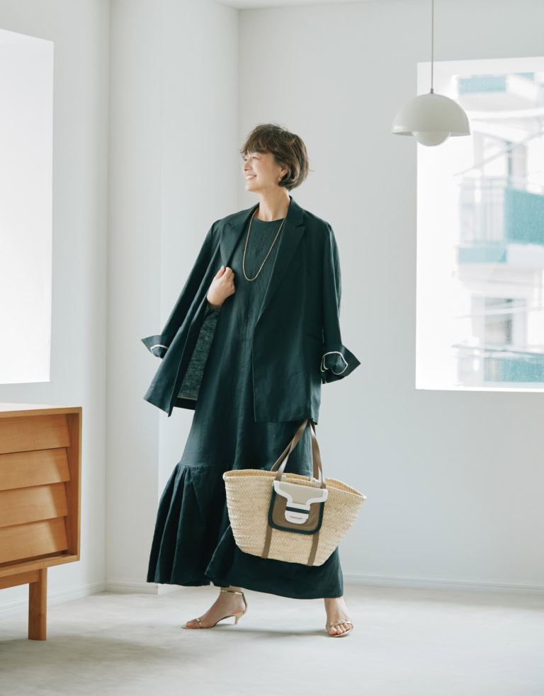 ジャケット¥69,300、ワンピース¥66,000／ともにカオス（カオス表参道）、ネックレス¥1,051,600、ピアス¥616,000／ともにヒロタカ（ヒロタカ 表参道ヒルズ）、バッグ¥103,400／ピエール アルディ（ピエール アルディ 東京）、サンダル¥64,900／ネブローニ