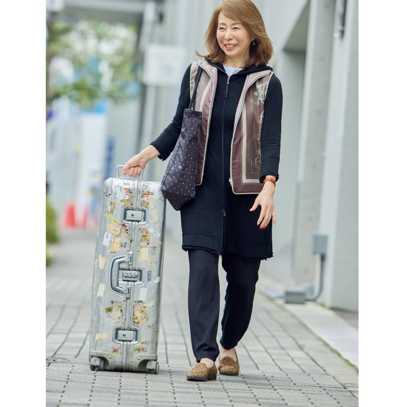【実例】素敵読者の旅コーデ&荷物見せます!元CAはエルメスのベストを着まわし!エコバッグやストックバッグ、小型スケールまで玄人ならではの持ち物も必見