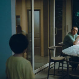 映画『箱の中の羊』より食卓の健介(大悟)を見つめる<ヒューマノイド翔>(桒木里夢)