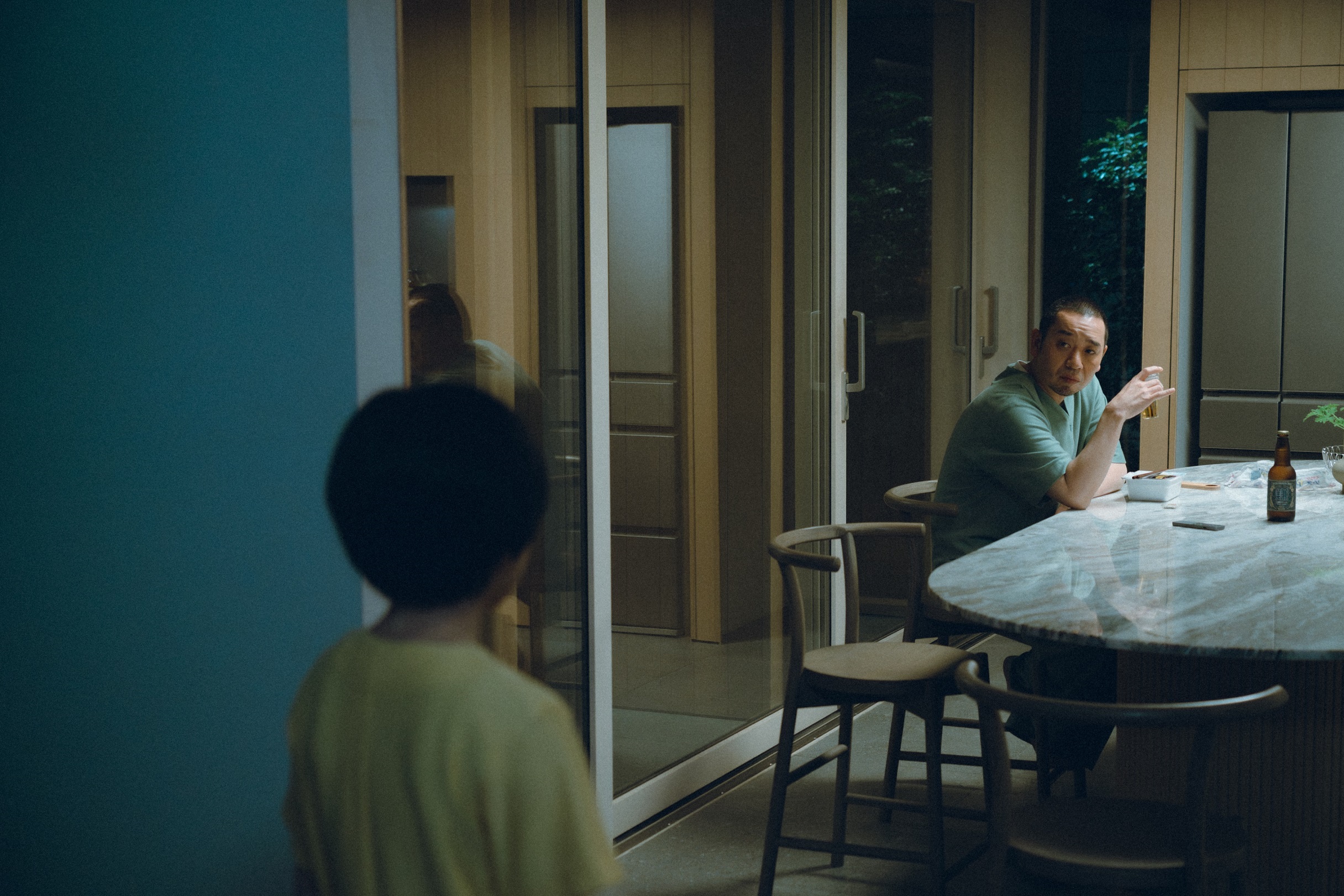 映画『箱の中の羊』より食卓の健介(大悟)を見つめる<ヒューマノイド翔>(桒木里夢)