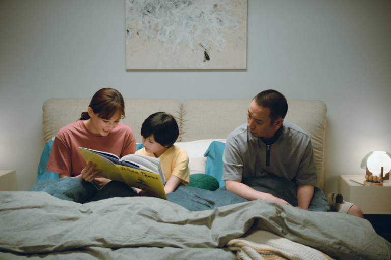 映画『箱の中の羊』より絵本を読む音々(綾瀬はるか)と<ヒューマノイド翔>(桒木里夢)、健介(大悟)