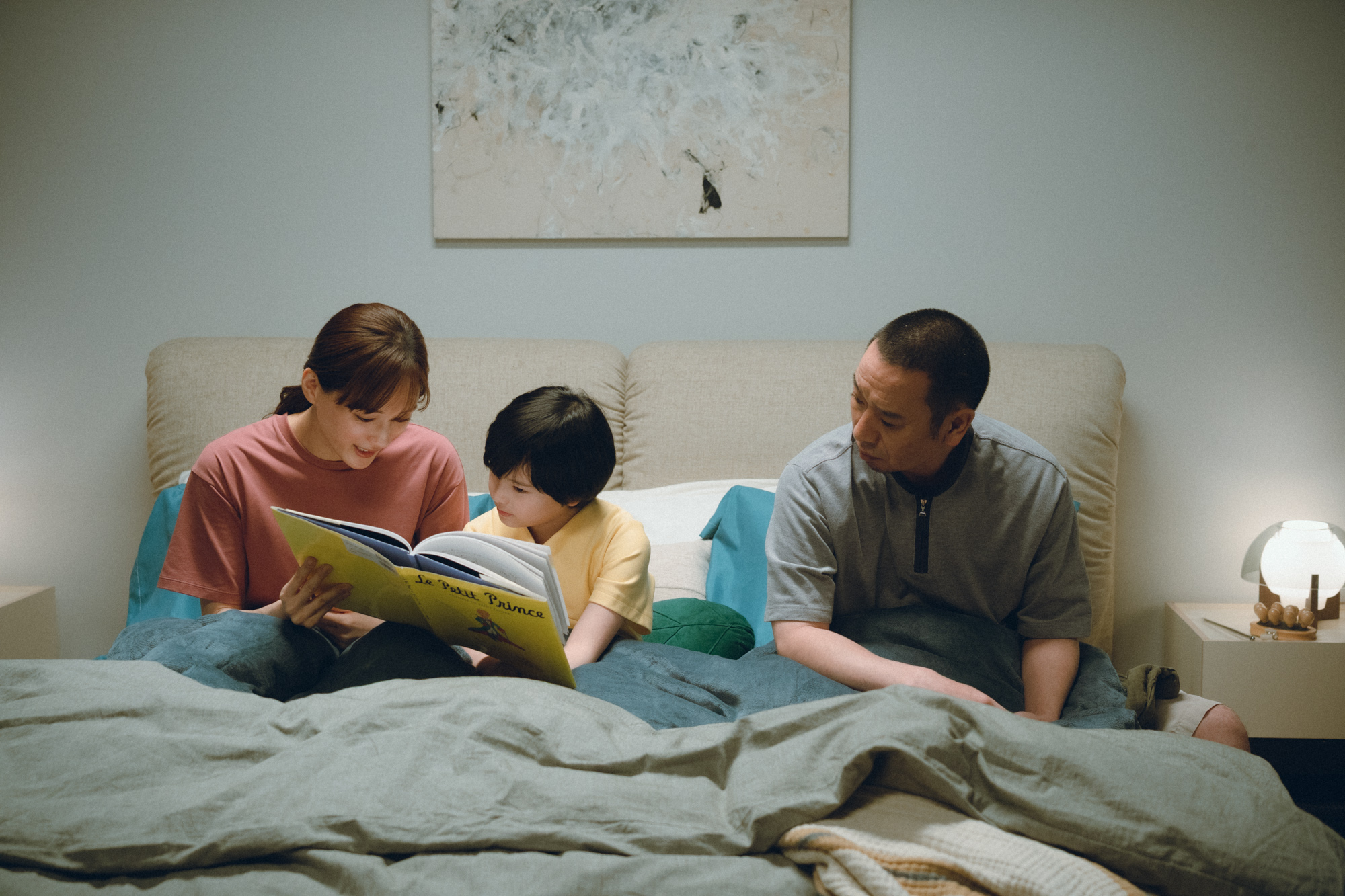 映画『箱の中の羊』より絵本を読む音々(綾瀬はるか)と<ヒューマノイド翔>(桒木里夢)、健介(大悟)