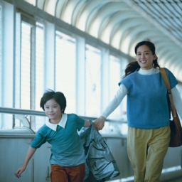 映画『箱の中の羊』より休日を楽しむ<ヒューマノイド翔>(桒木里夢)と音々(綾瀬はるか)