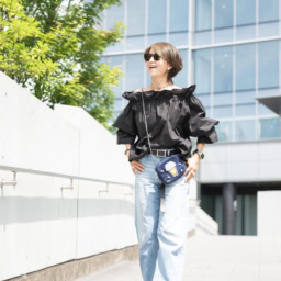 ブラウス･･･アクテ、デニム･･･ZARA、サンダル･･･ エルメス、バッグ･･･ニナバッグス、ネックレス・ピアス･･･リプサリス、ブレスレッド･･･フェンディ、リング･･･ステラハリウッド