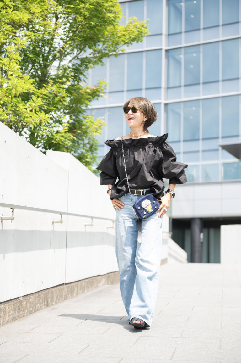 ブラウス･･･アクテ、デニム･･･ZARA、サンダル･･･ エルメス、バッグ･･･ニナバッグス、ネックレス・ピアス･･･リプサリス、ブレスレッド･･･フェンディ、リング･･･ステラハリウッド