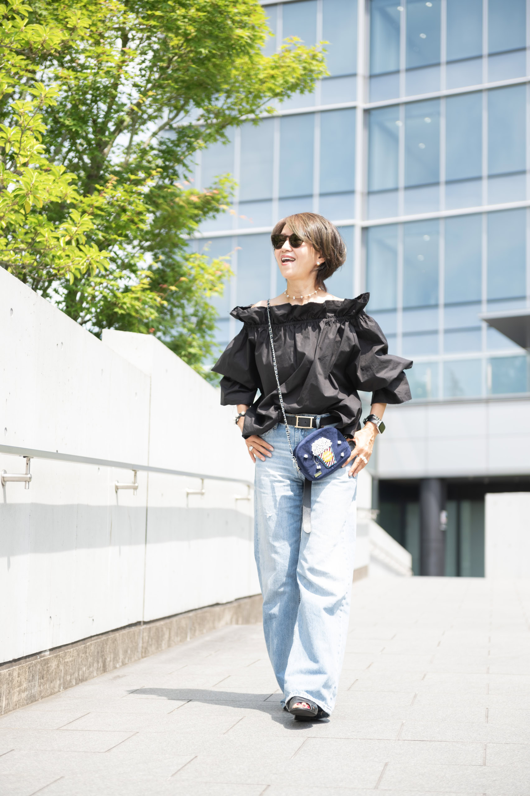 ブラウス･･･アクテ、デニム･･･ZARA、サンダル･･･ エルメス、バッグ･･･ニナバッグス、ネックレス・ピアス･･･リプサリス、ブレスレッド･･･フェンディ、リング･･･ステラハリウッド