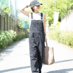 デニムサロペット･･･ブリル、Tシャツ･･･マディソンブルー、サンダル･･･エルメス、バッグ･･･ラソエヌサーティースリー、キャップ･･･ロンハーマン、ブレスレット･･･エルメス・MAYU、ピアス･･･エルメス