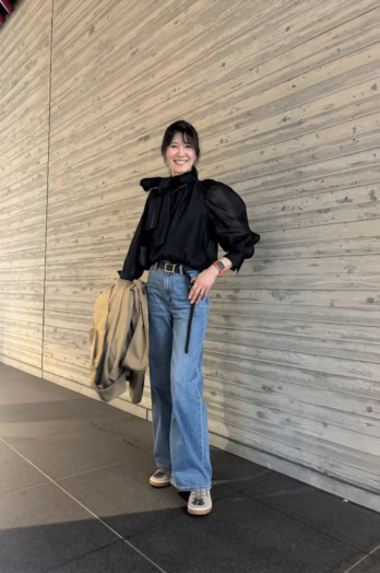 【60代お手本スナップ】フォーマルなトップスをデニムでカジュアルダウン！頑張り過ぎない大人のこなれコーデ術
