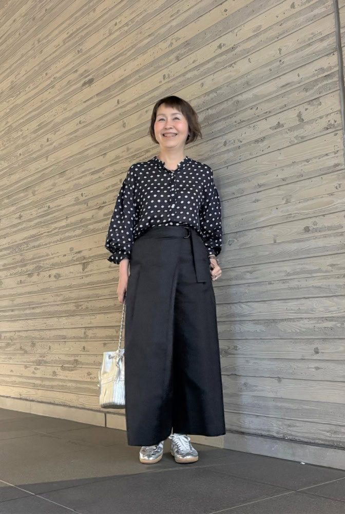 【〈東京・丸の内〉60代お手本スナップ】上品なモノトーンの「ランチ会コーデ」を「シルバースニーカー」でカジュアルダウン!大人のこなれたスタイリングはお手本にしたい着こなし!