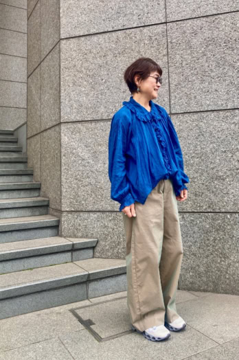 【60代お手本スナップ】フリルブラウスを大人っぽく着こなすには？メンズライクなワイドパンツを合わせて大人の甘辛ミックスに！